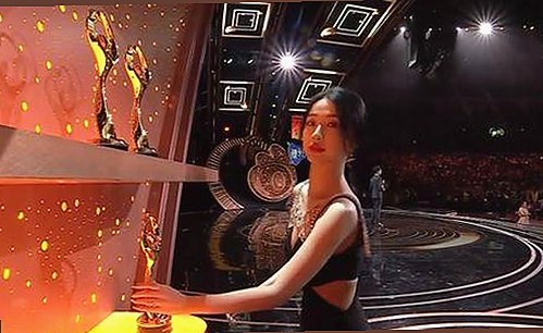 探索小巧🐥伸女生🍑🍑里姿势：趣味变换的新体验